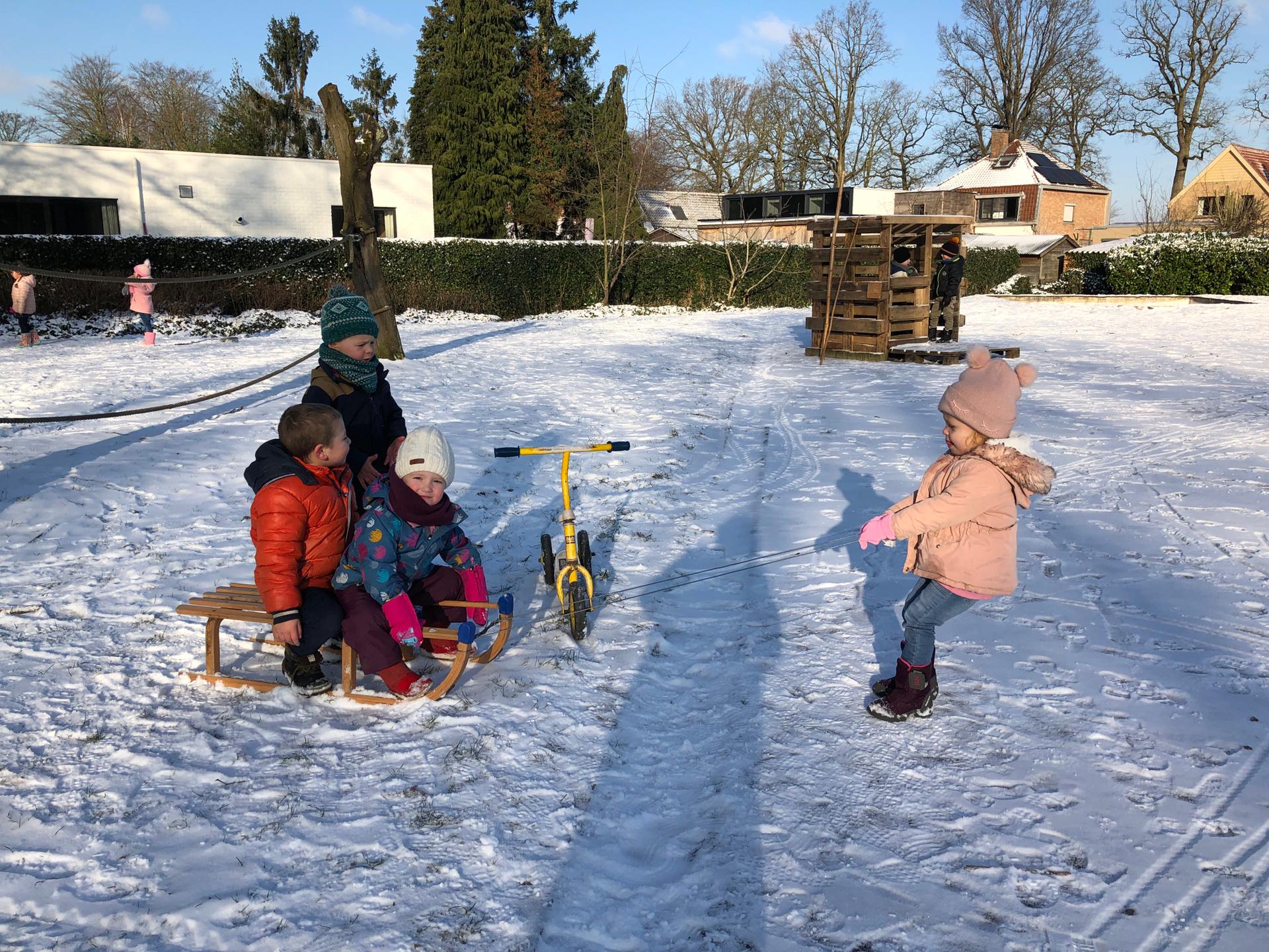 Spelen in de sneeuw